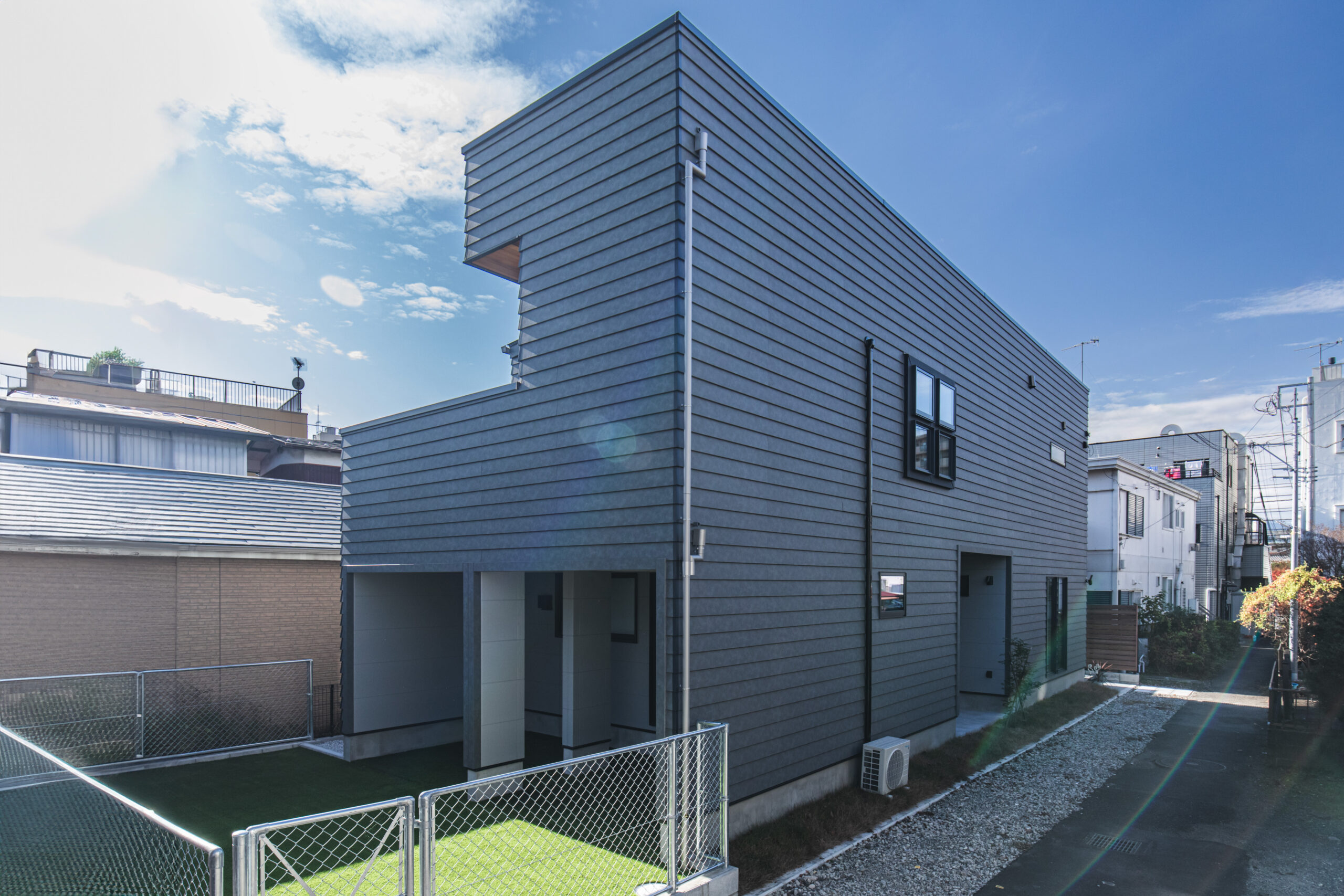 木の温もりを感じられるラグジュアリーモダンな家