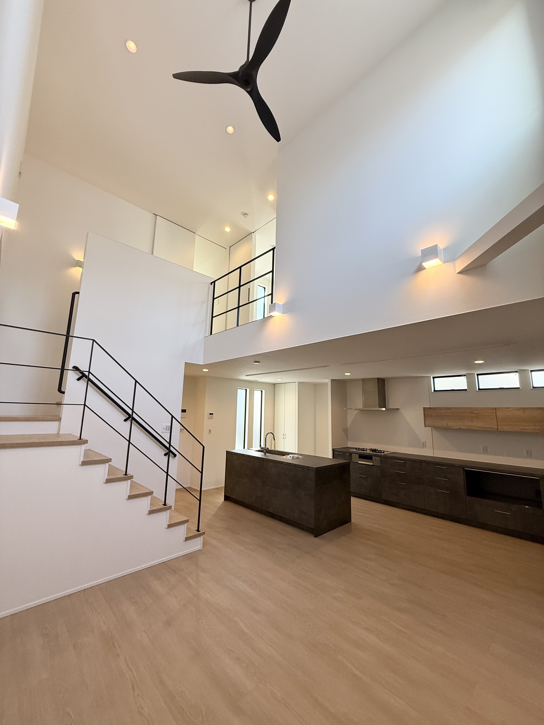 奥様のこだわりが詰まったリビングに吹き抜けのある住宅