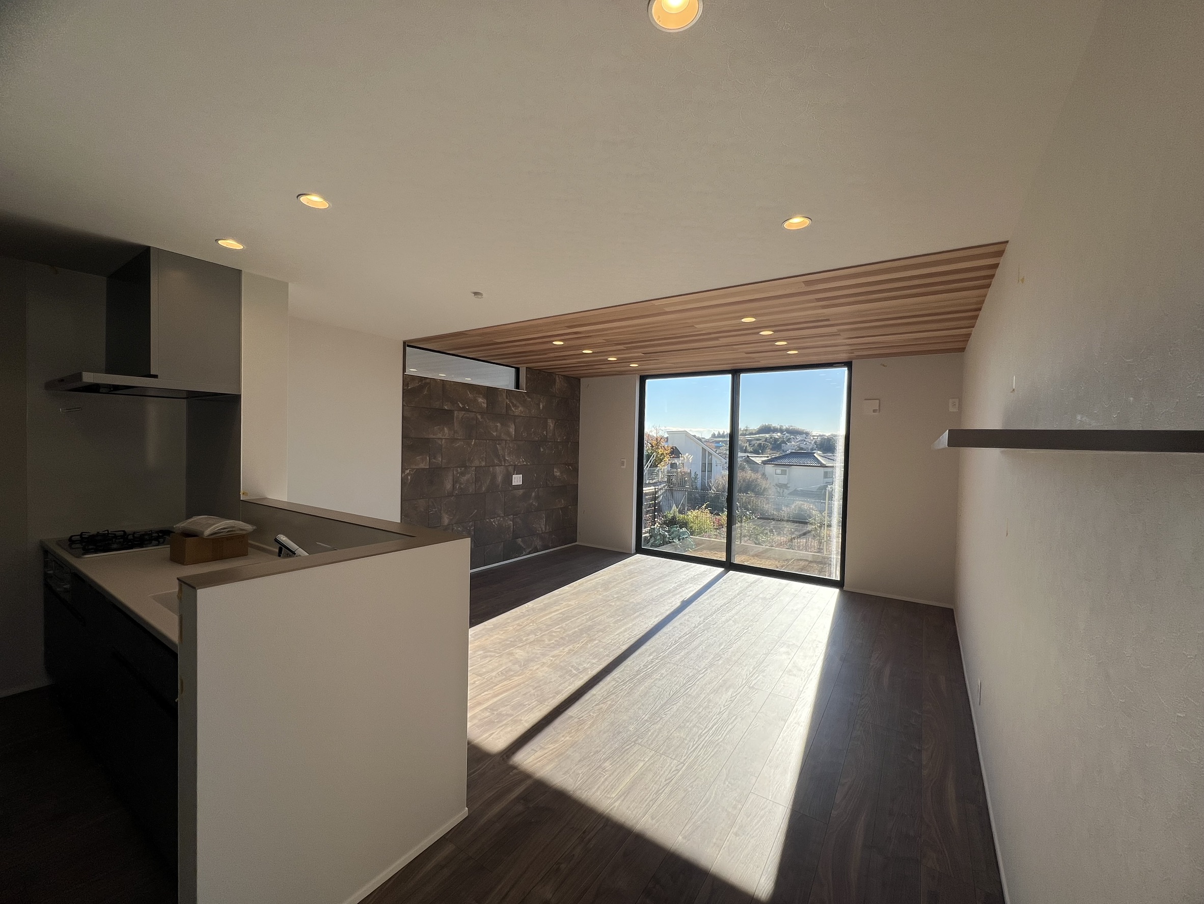 シンプルモダンな日の光が差し込む1階LDK住宅